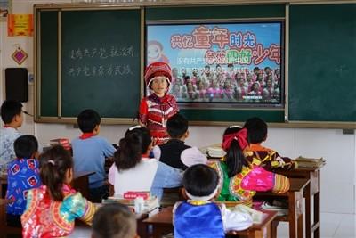 高速公路上发生碰擦事故，驾驶员竟站在车道上“理论”